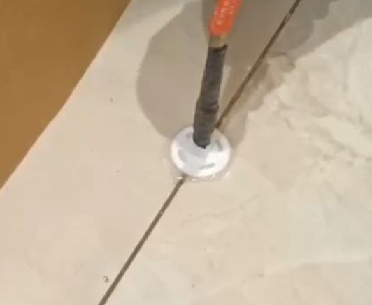 南宫瓷砖空鼓维修公司专业解答瓷砖在铺贴过程中，如果没有涂抹均匀到位的粘结材料（如水泥砂浆或瓷砖胶），可能会导致以下问题