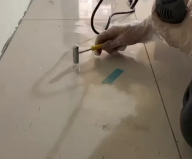 南宫瓷砖开裂维修公司专业分享瓷砖在铺贴前如果没有沥干水分，将会导致以下问题